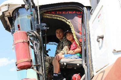 На уборке урожая в Пугачевском районе трудятся семейными династиями 